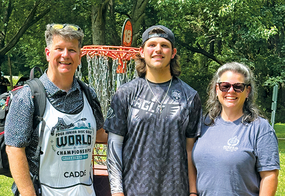 Two of area's top young disc golfers stress fun, experience