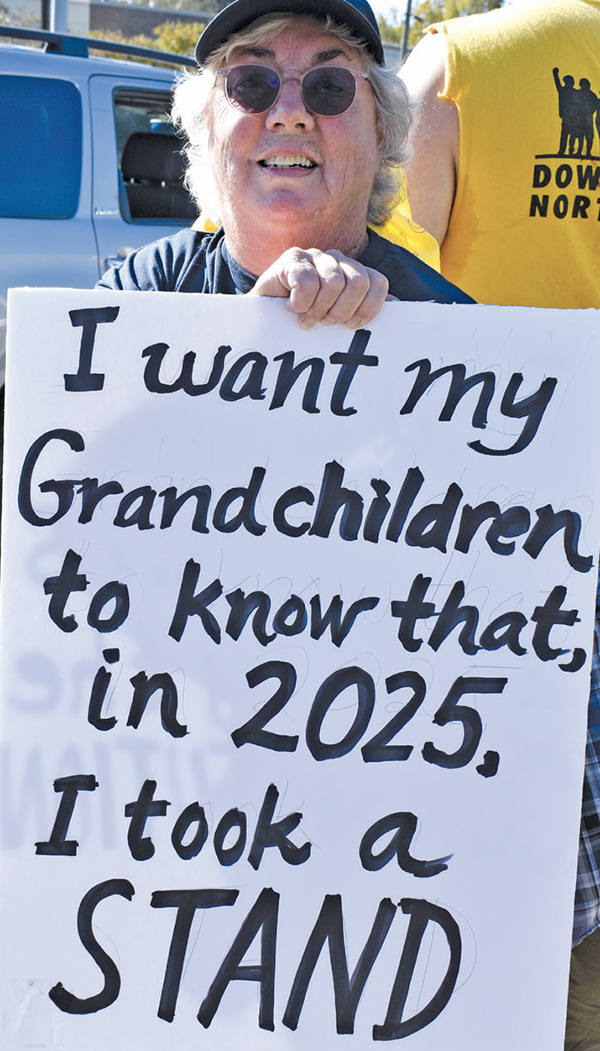 <i>Multitude of signs told the story of 'No Kings' rally</i> pics 5